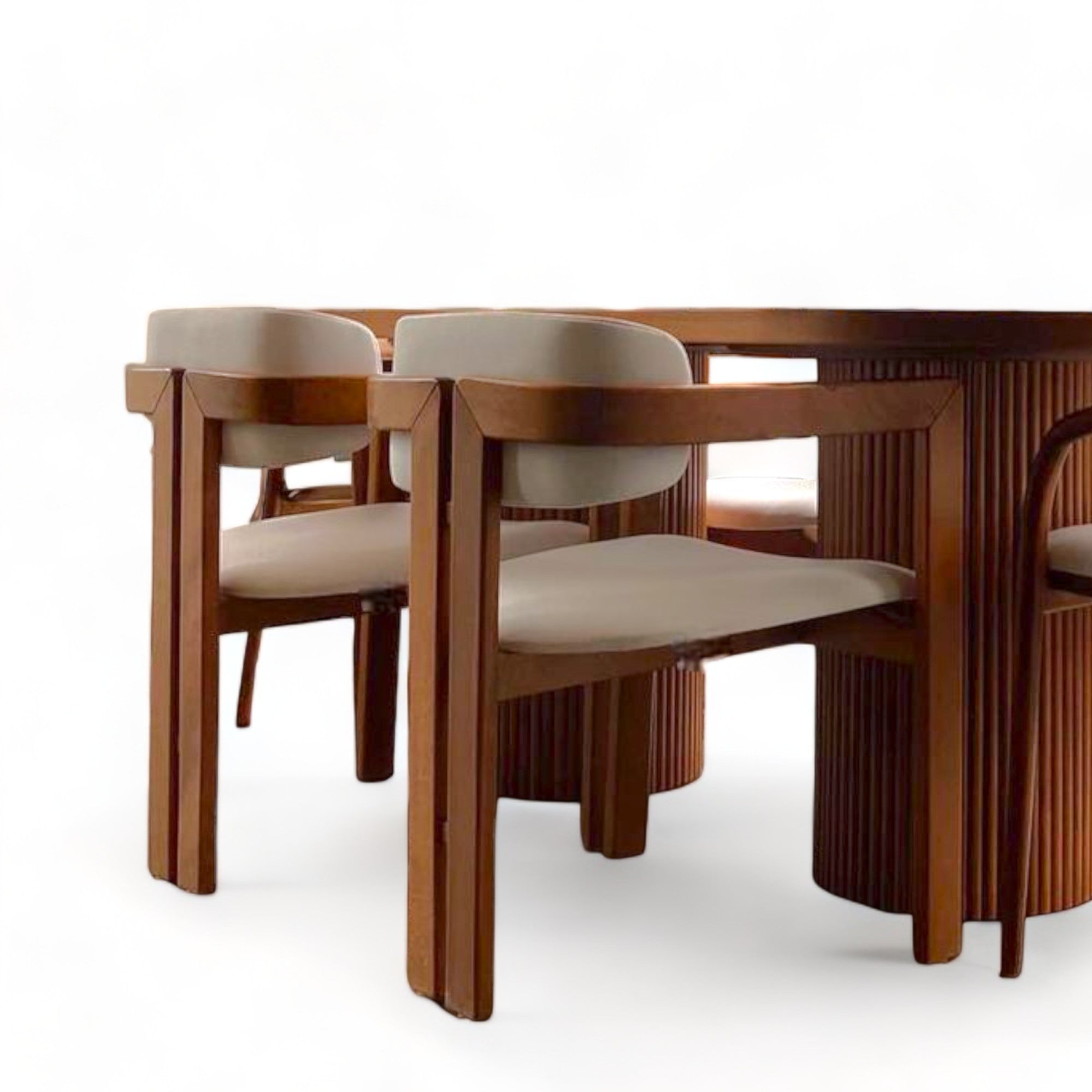 Comfortable Walnut Dining Chair with Curved Design and Bouclé Upholstery