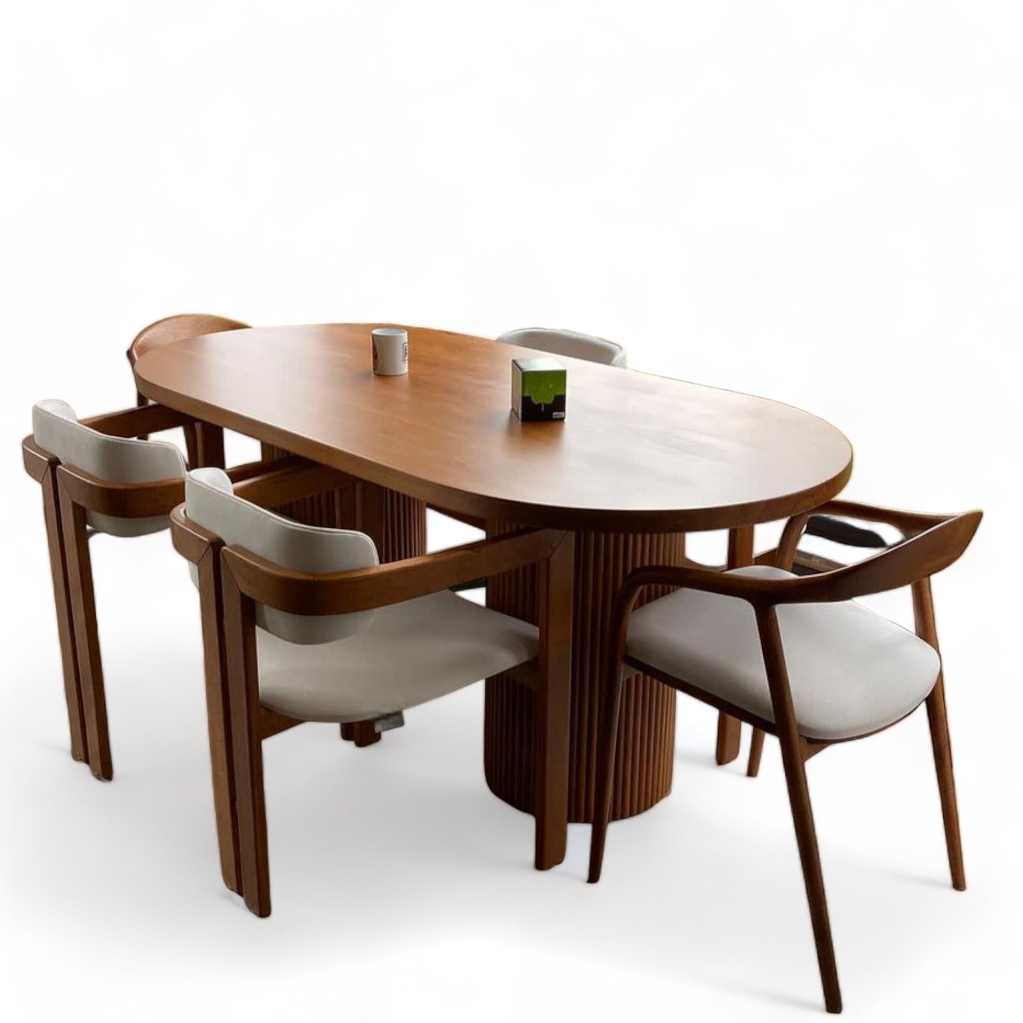 Comfortable Walnut Dining Chair with Curved Design and Bouclé Upholstery