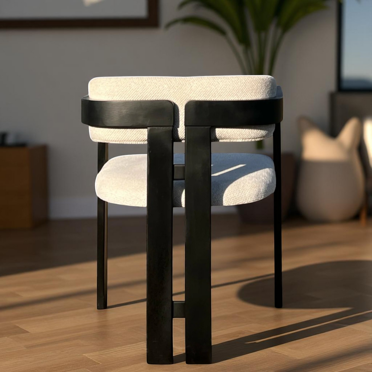 Comfortable Black Dining Chair with Curved Design