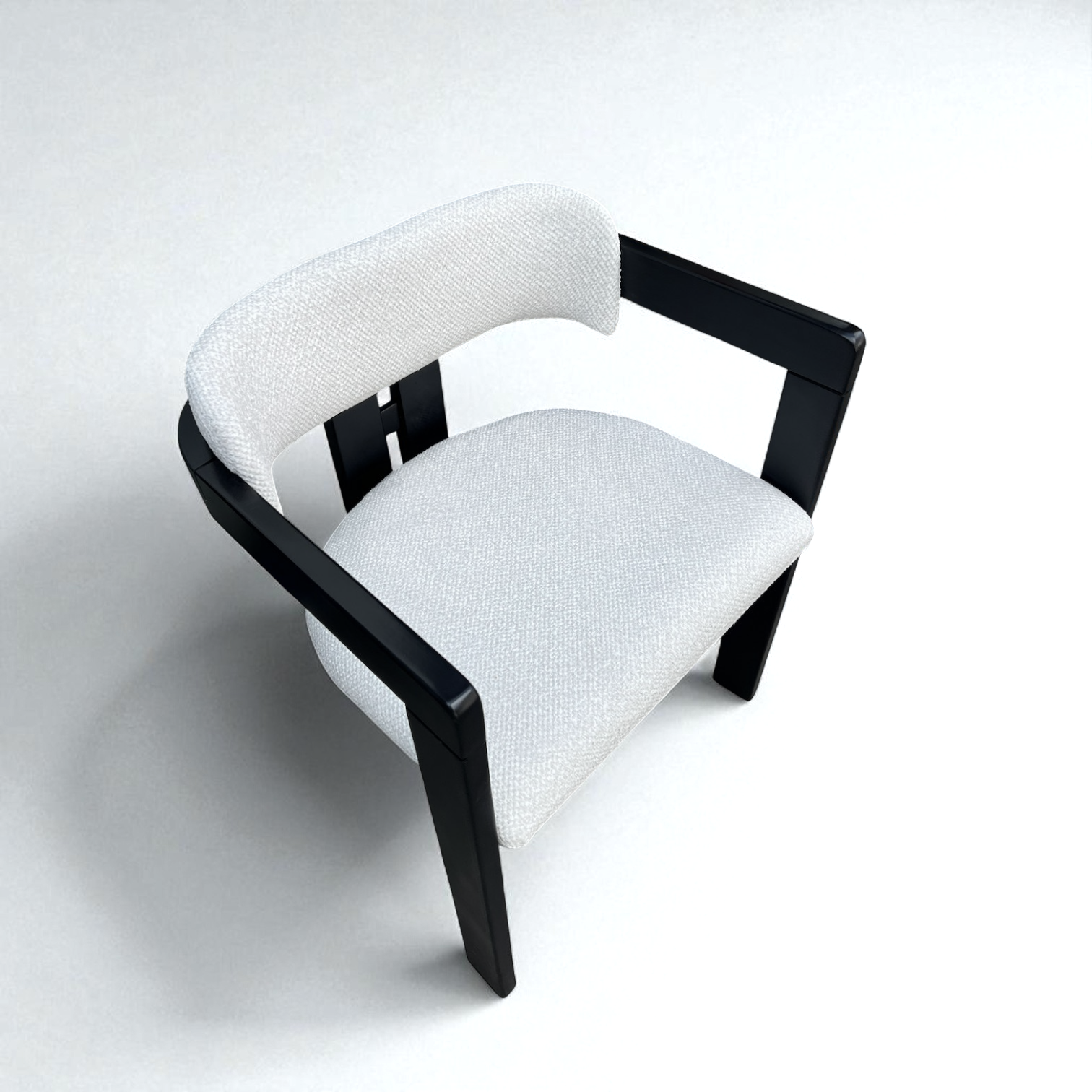 Comfortable Black Dining Chair with Curved Design
